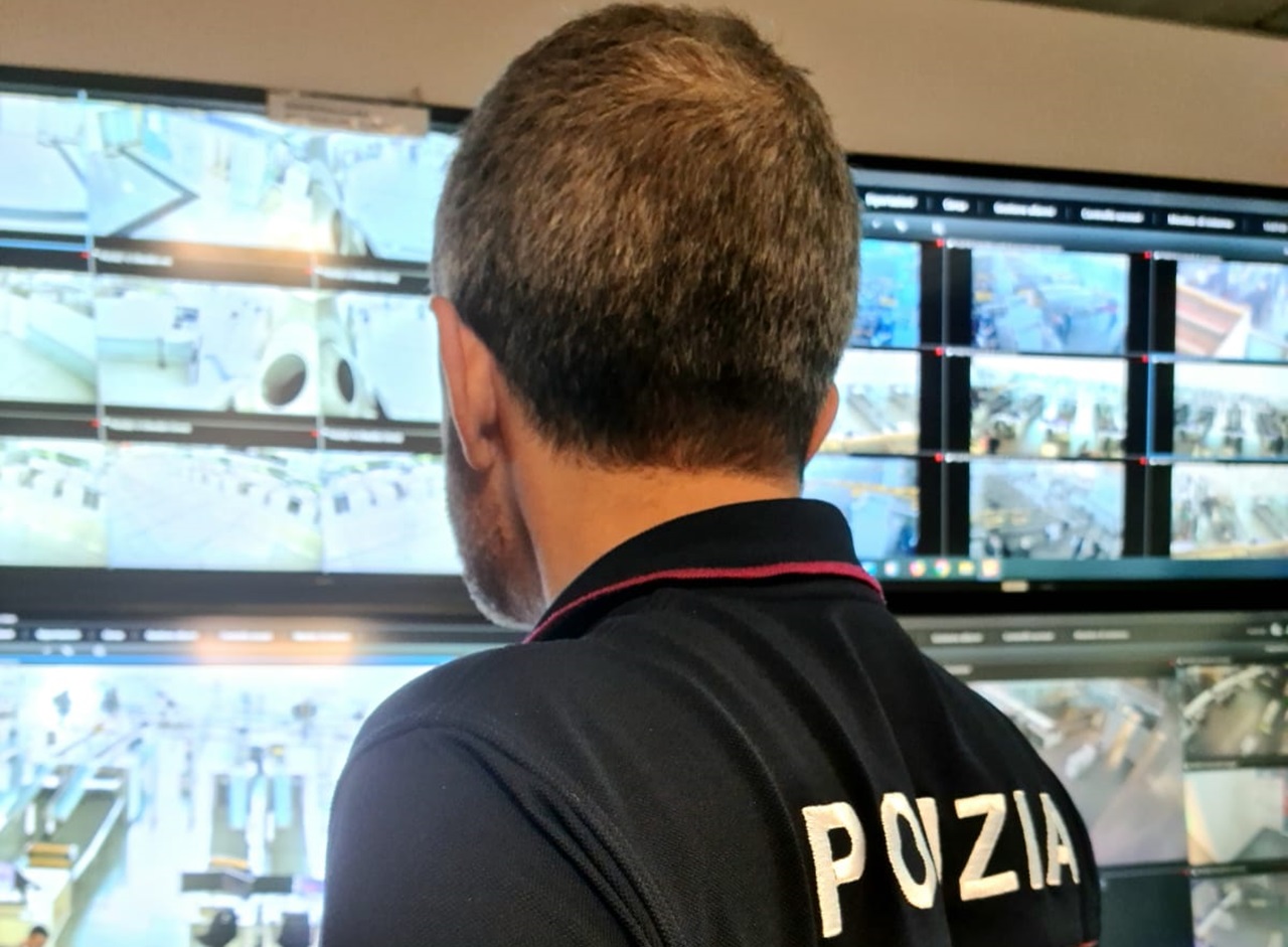 Scoperto a rubare all’aeroporto di Catania dalle telecamere di sicurezza: denunciato 35enne