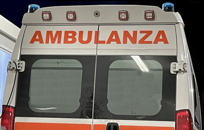 Accoltella la moglie e i due figli: gravi i bimbi di tre e sette anni