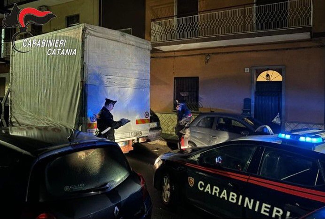 Catania, tenta di rubare un camion ma viene incastrato: in manette 28enne