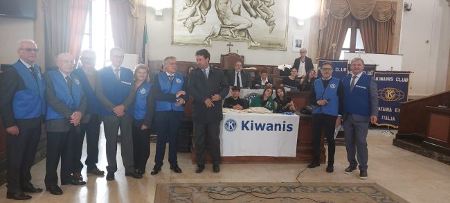 Gli studenti del Liceo ”Mario Rapisardi” di Paternò, grazie al Kiwanis presenti all’incontro sull’Apolidìa