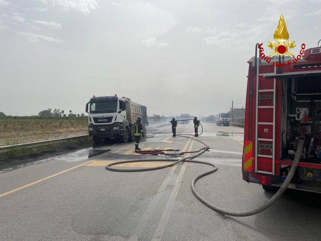 Mezzo pesante in fiamme a Motta Sant’Anastasia