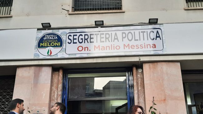 “Questa segreteria è un presidio”. Da Crosetto a Galvagno, Fdi mobilitata per Manlio Messina