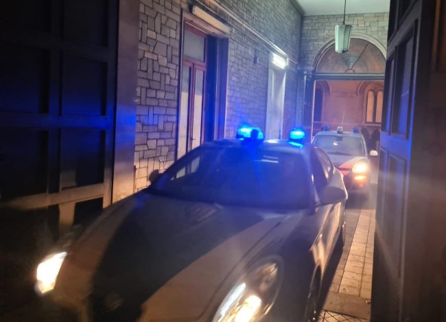 “Mi procuro una pistola e ti sparo”: acese minaccia di morte l’avvocato e finisce in carcere