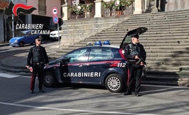 Evade dalla sua abitazione ad Aci Catena, ma lascia un amico “di vedetta”: arrestato 33enne