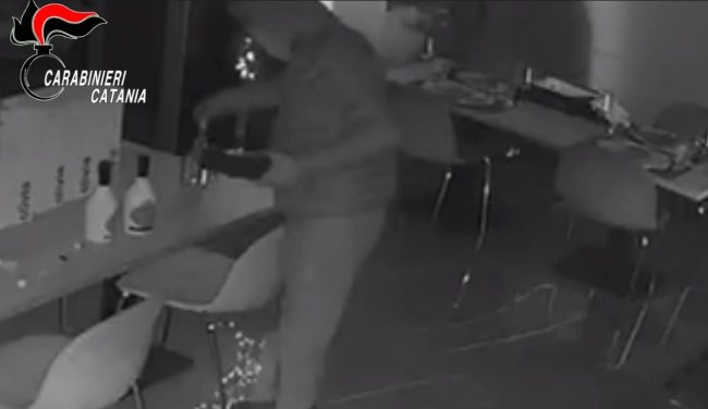 Ladri beccati “in diretta” all’interno di un bar nel Catanese – VIDEO