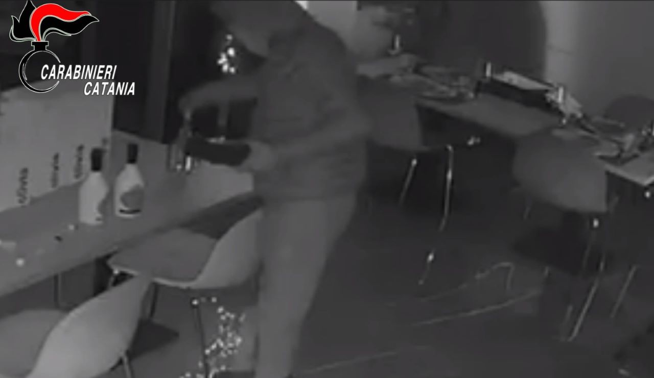 Ladri beccati “in diretta” all’interno di un bar nel Catanese – VIDEO