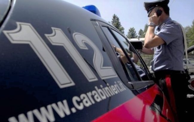 Evade dai domiciliari per andare a rubare un’auto, arrestata una donna nel Messinese