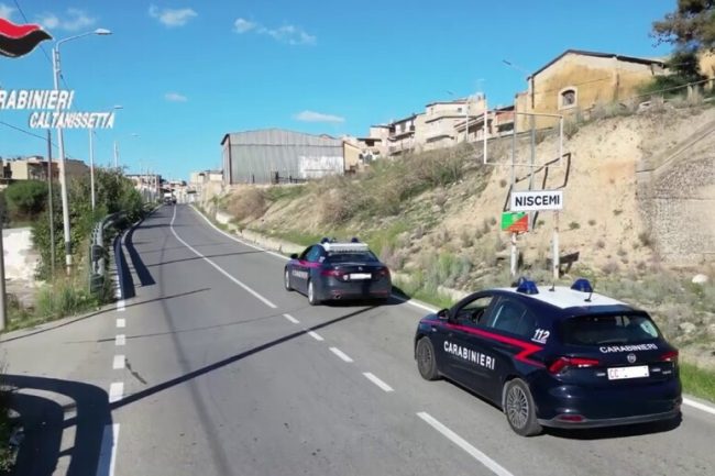 Non paga una dose di droga e per punirlo gli uccidono il cane: arrestati due giovani