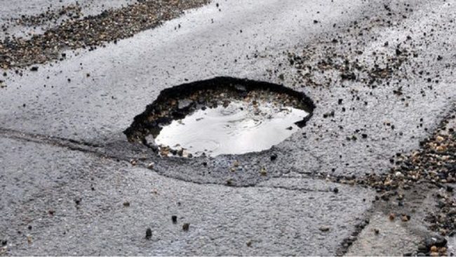 Cade e fa un volo di dieci metri per una buca non segnalata: i soccorsi arrivano dopo un’ora