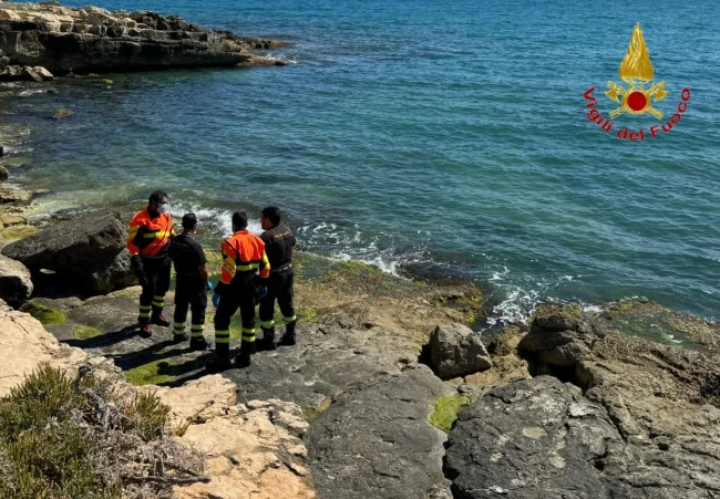 Macabro ritrovamento in mare: recuperato un cadavere con addosso il salvagente