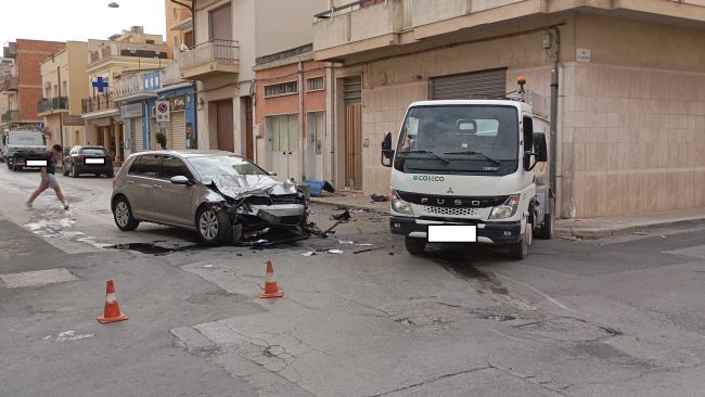Vittoria, scontro tra due mezzi in via Roma