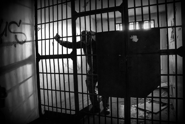 Aggressione nel carcere di Ragusa: un detenuto ferisce due poliziotti penitenziari