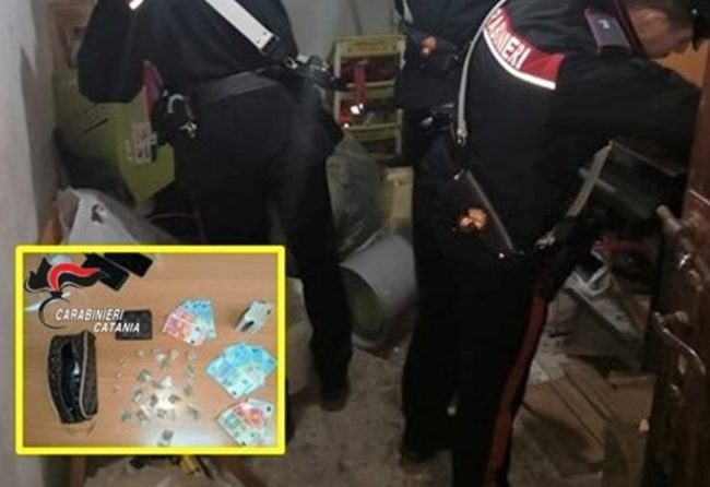 Usava casa sua come luogo di spaccio: arrestato 26enne catanese, la droga anche nel borsello