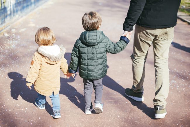 Tenta di rapire un bimbo davanti alla scuola, nello zaino aveva un’ascia e un coltello