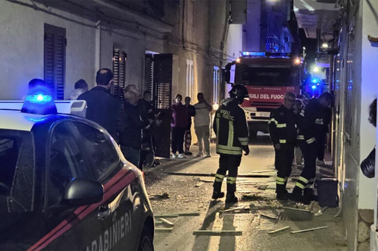 Forte esplosione a casa di un pregiudicato, davanti l’abitazione anche dei fiori