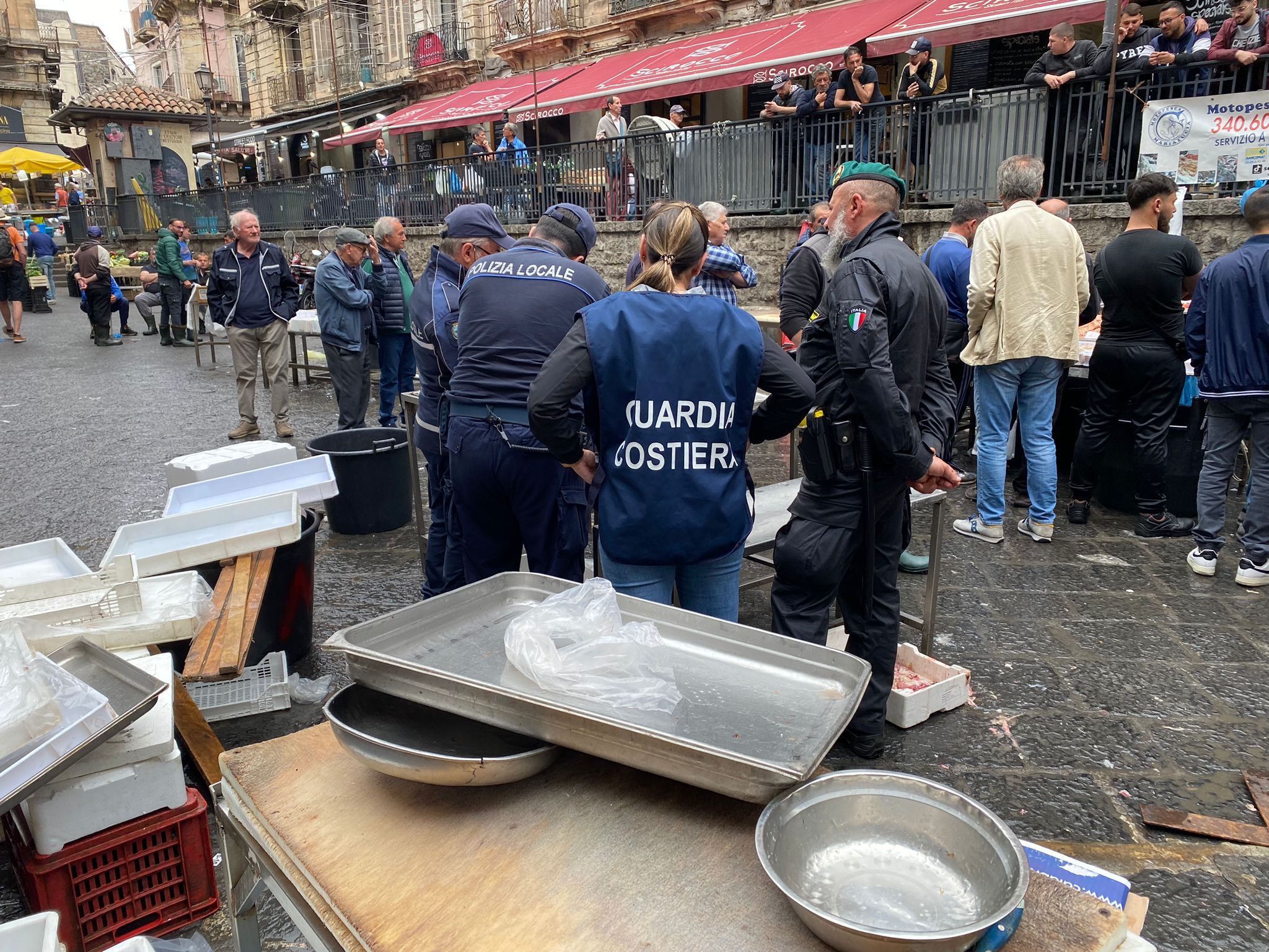 Blitz alla Pescheria di Catania: pesce non tracciato, lavoro nero e irregolarità