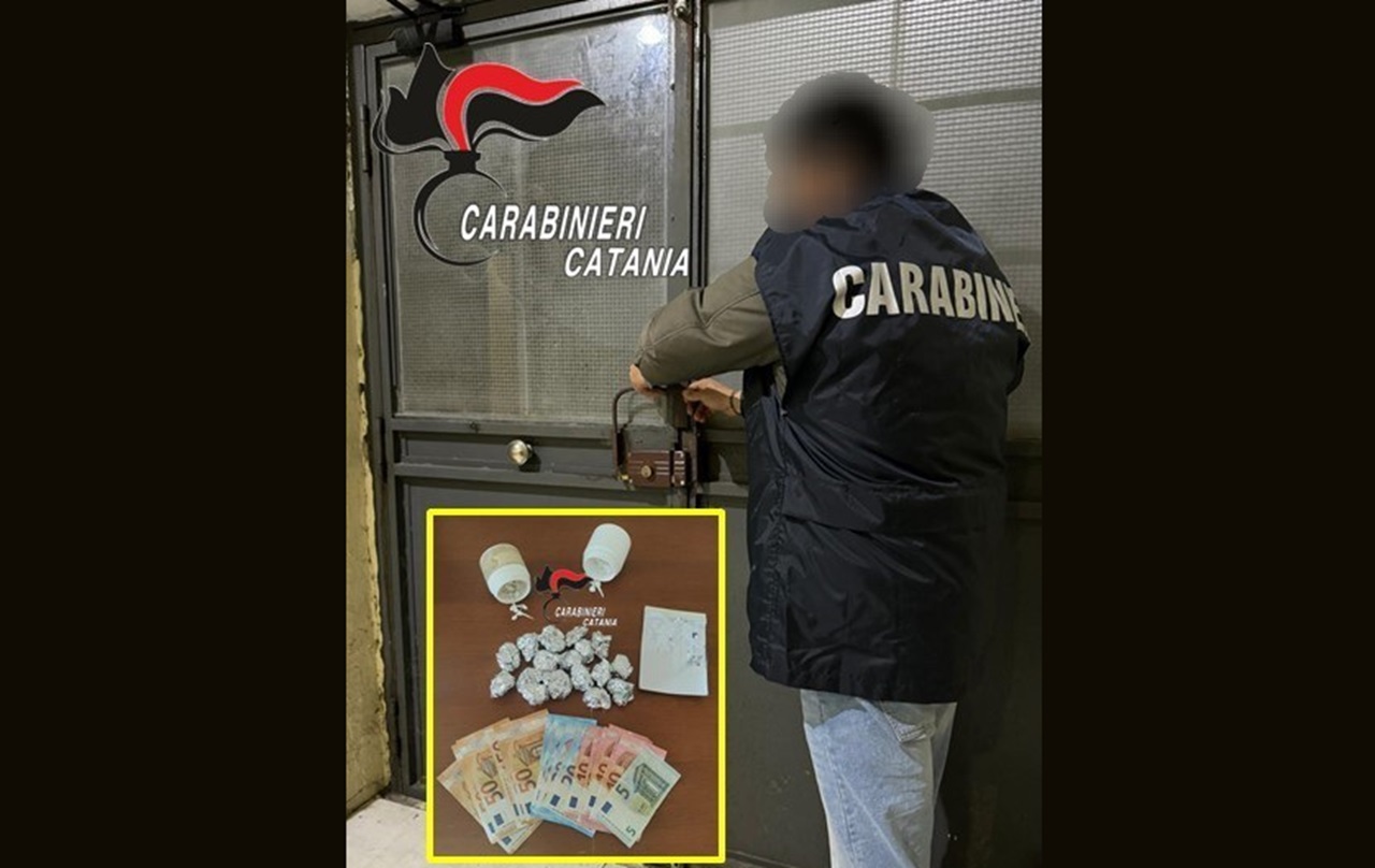 Spacciatore rifornisce i clienti attraverso la porta blindata, 23enne arrestato a Catania