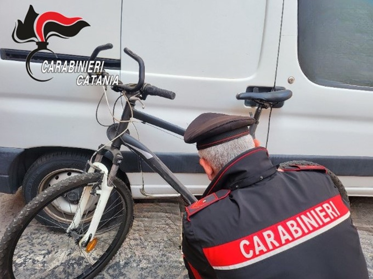 Furto sventato alla stazione di Catania, 40enne arrestato mentre tentava di scassinare un furgone