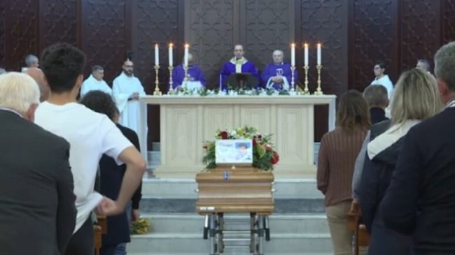Strage di Casteldaccia, celebrato il funerale di Giuseppe Miraglia: pianti e urla tra i presenti