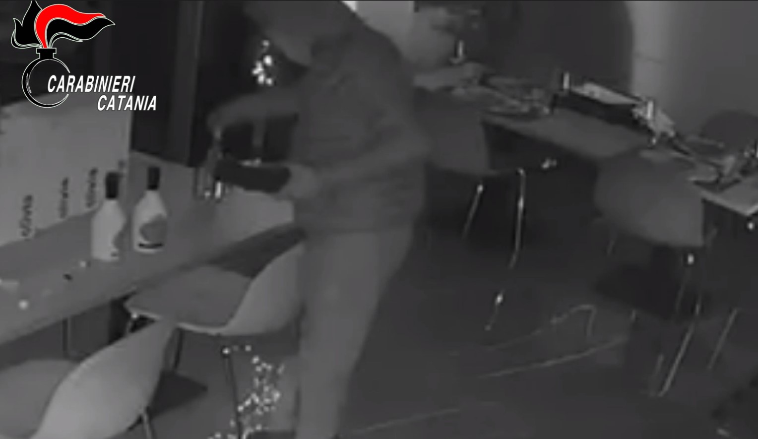 Assalto al bar con… imprevisto: in manette 22enne nel Catanese – VIDEO