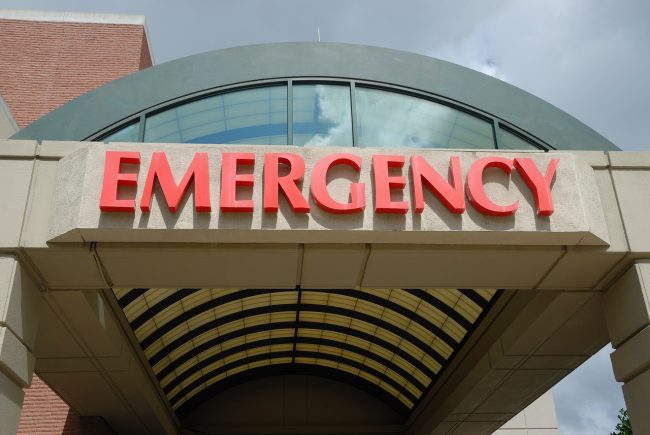Ravanusa, aggredisce vicini di casa con ascia e coltello: coniugi in ospedale