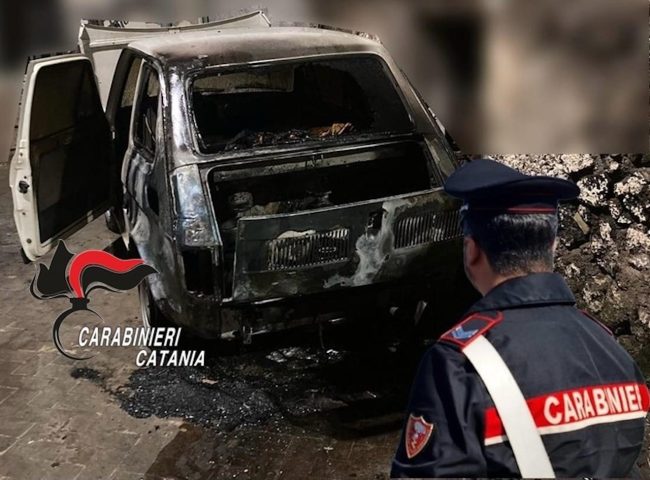 Biancavilla, il vicino posteggia l’auto sotto la sua finestra e lui gliela incendia