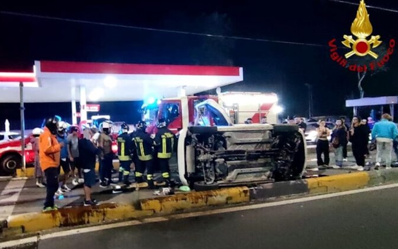 Incidente a Messina, 84enne si ribalta in viale della Libertà e finisce sulla linea tranviaria