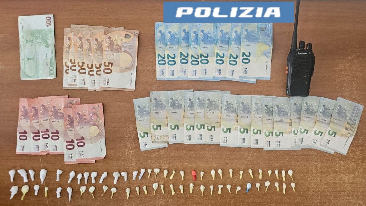 La polizia lo insegue e lui scappa sui tetti con 60 dosi di cocaina addosso: arrestato pusher a Catania