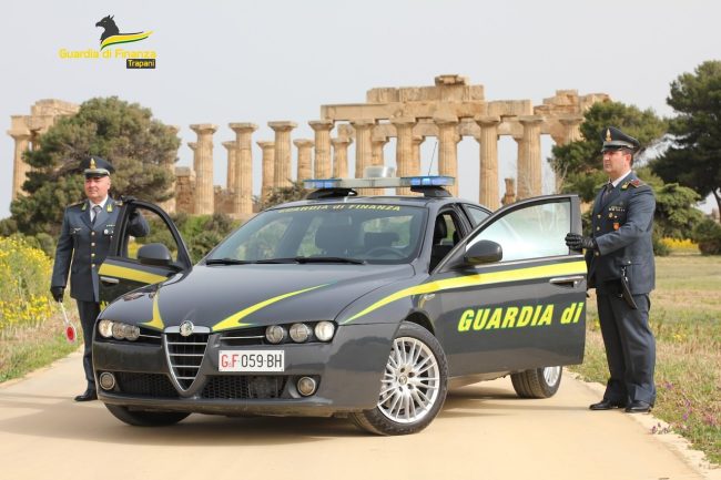 Chiuso noto esercizio commerciale a Castelvetrano, controlli anche a due venditori ambulanti