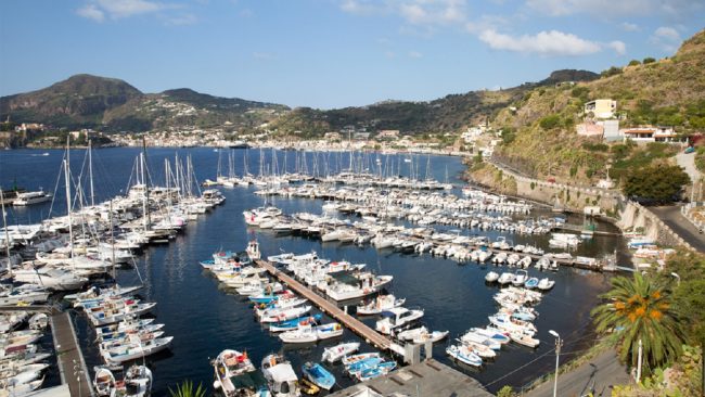 Lipari, cartelloni e proteste per il blocco della “Nerea”: “Mobilità indebolita ulteriormente”