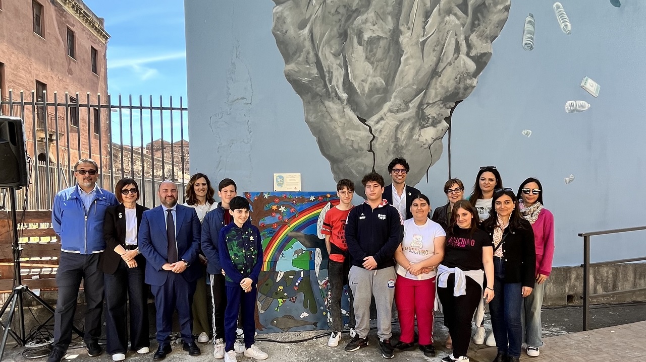 Inaugurato nuovo murale mangiasmog nella scuola Rita Atria di Catania