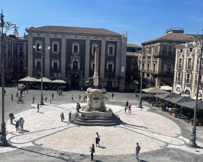 Piazza Duomo, dopo la fontana dell’Elefante nuovo look per la pavimentazione – FOTO E VIDEO
