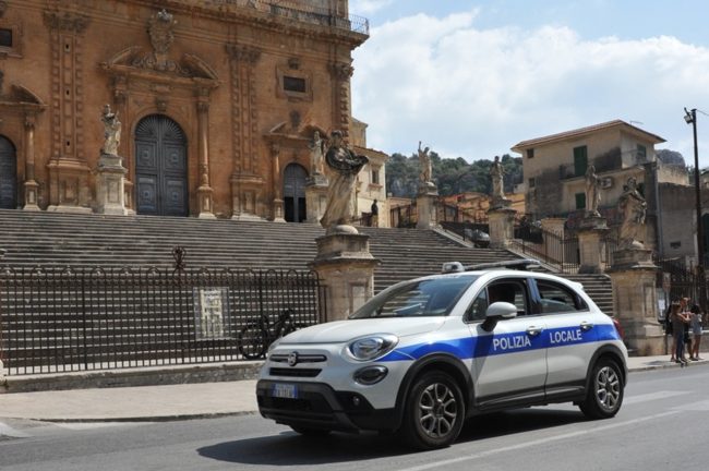 Immobile abusivo sequestrato a Modica, 4 denunce