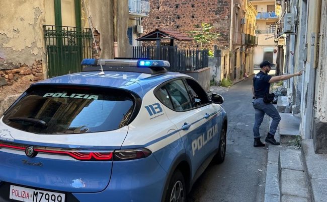 Scoperta casa “a luci rosse” a Catania: a disposizione anche crack