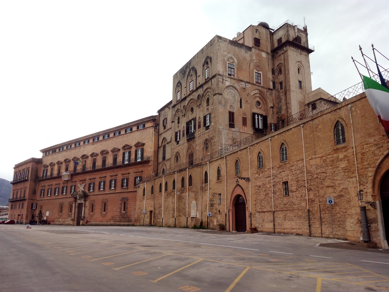 Dipendenti Ast in protesta davanti a Palazzo dei Normanni