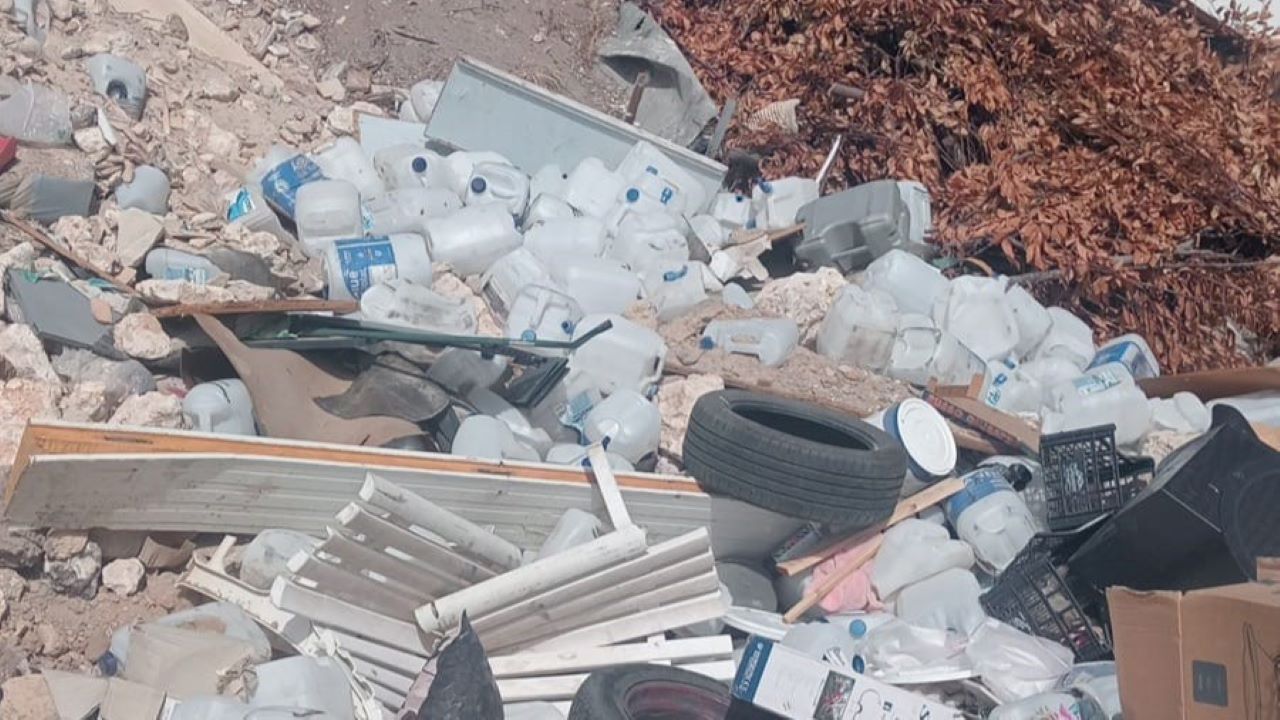 Ancora rifiuti a Modica, camion pieni di materiali di scarto: il sequestro della polizia