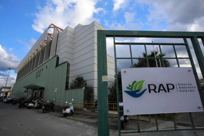 Operaio tenta di buttarsi dal terzo piano della sede Rap, salvato da un collega