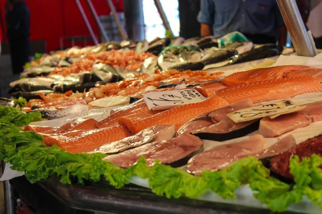 Tentativo di rapina in una pescheria di Catania: titolare reagisce e viene accoltellato
