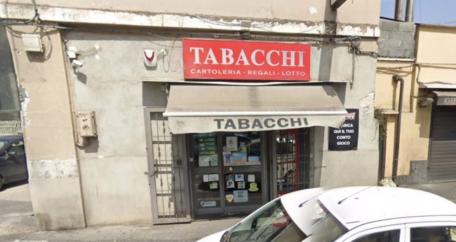 Violenta rapina in una tabaccheria di via Leucatia, feriti titolari e cliente