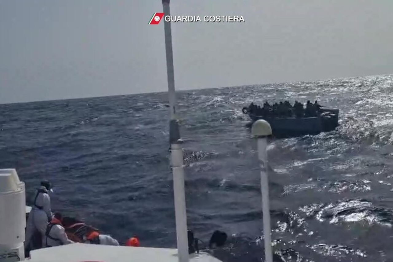 Migranti, 60 soccorsi nella notte: a bordo della nave ong Nadir c’è anche un cadavere