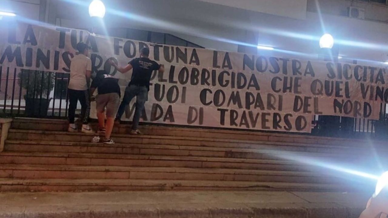 Siccità in Sicilia, striscione contro il ministro Lollobrigida a Palermo