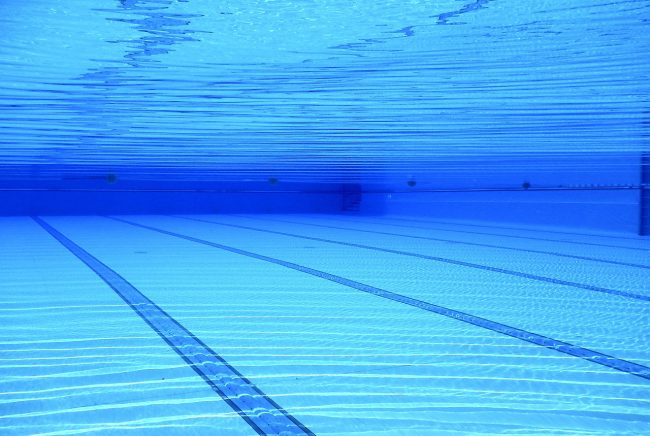 Dalla vacanza alla tragedia, bimbo di Catania cade in piscina: ora lotta tra la vita e la morte