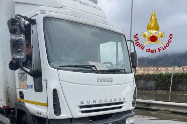 Palermo messa in ginocchio dal maltempo, strade che diventano fiumi e vigili del fuoco col canotto