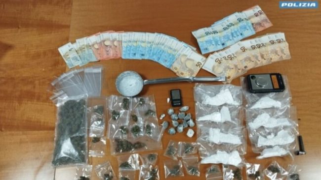 Telecamere e filo spinato intorno, trovata una “villetta della droga”: in manette due pusher