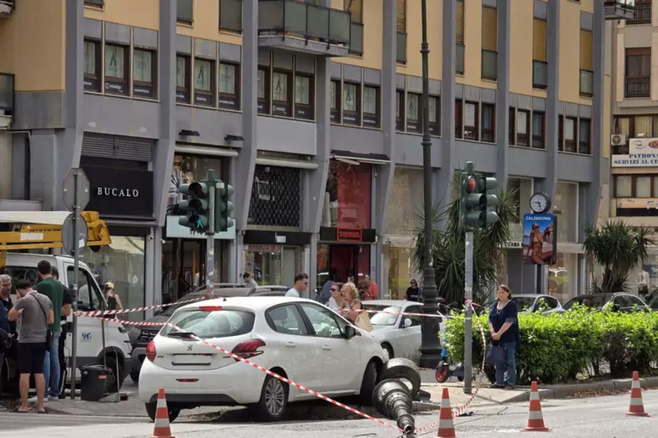 Palermo, perde il controllo dell’auto e sbatte contro un palo della luce che finisce su autobus