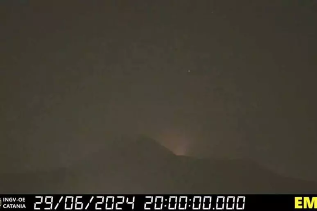 Etna, colata intracraterica nella zona sommitale