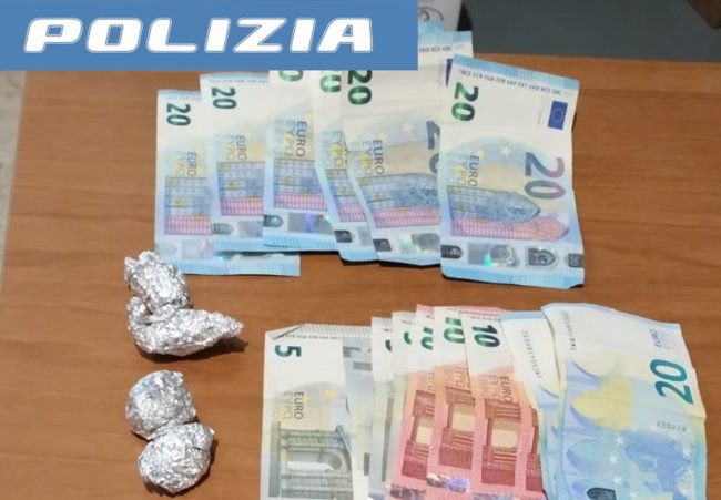 Fuga infruttuosa nel centro di Adrano, denunciato 34enne per spaccio