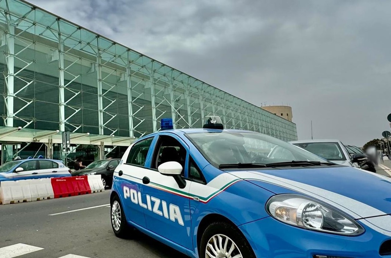 Spinge giù dalle scale un operatore e aggredisce il personale dell’aeroporto di Catania: arrestato 39enne