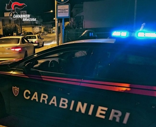 Augusta, vede i carabinieri e fugge provando a disfarsi anche dello stupefacente