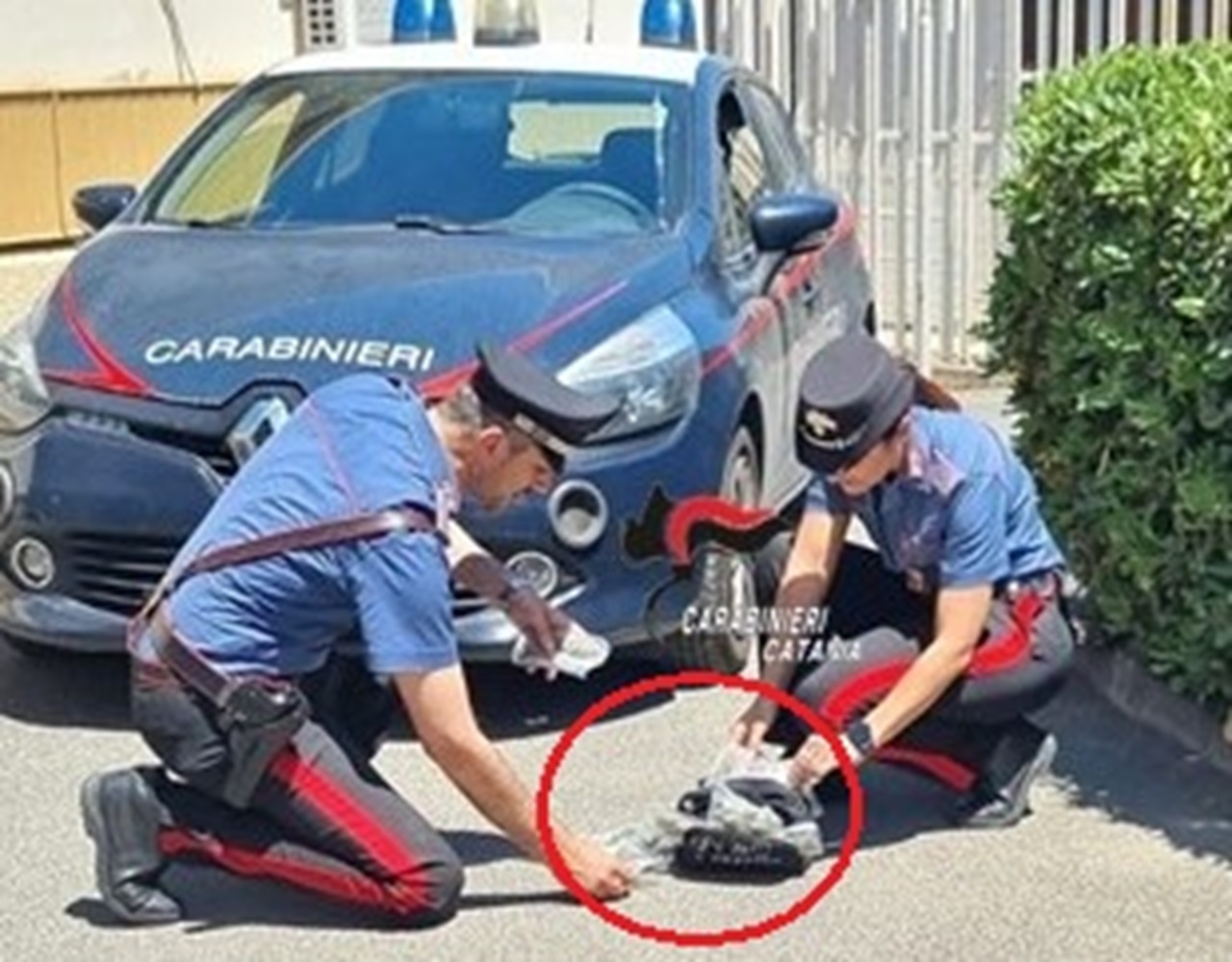 Pusher catanese sfugge al controllo ma i carabinieri lo rintracciano e lo denunciano